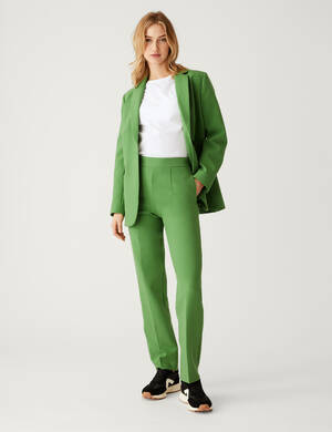 marksandspencer_SS23_T59_5657J_jednorady mirne projmuty blejzr_zelena_2499Kc_T59_1336T_kalhoty s rovnymi nohavicemi_1299Kc_modelka.jpg